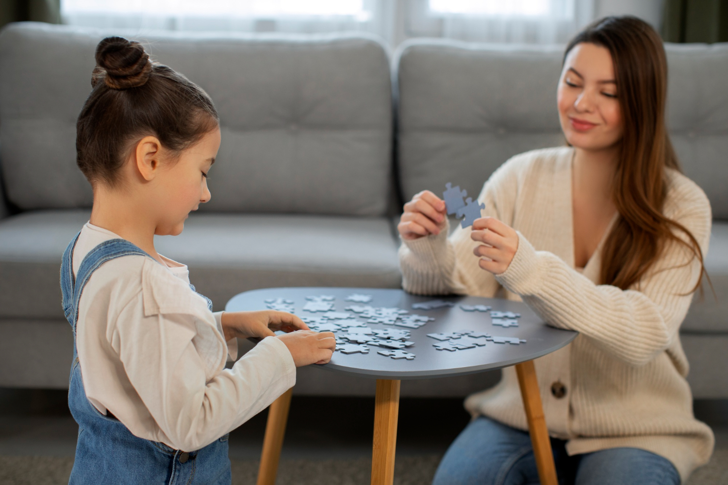 Niño expresando emociones a través de juguetes en Pienso Puedo